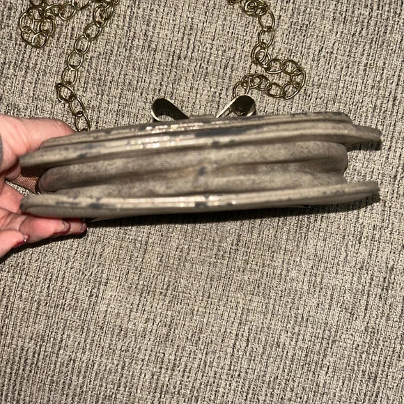 😍metallic toned purse with metal chain - Picture 4 of 8
